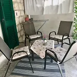 Blue Moon Split- Free Parking Apartment Split