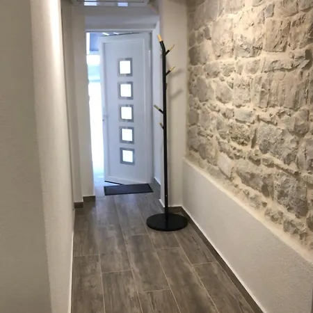 Blue Moon Split- Free Parking Apartment Split
