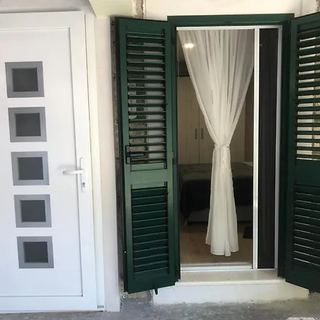 Blue Moon Split- Free Parking Apartment Split