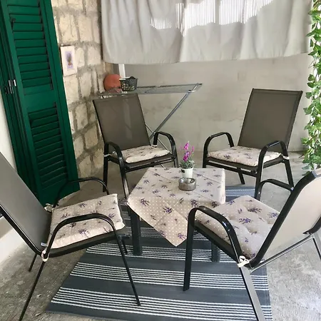 Blue Moon Split- Free Parking Apartment Split